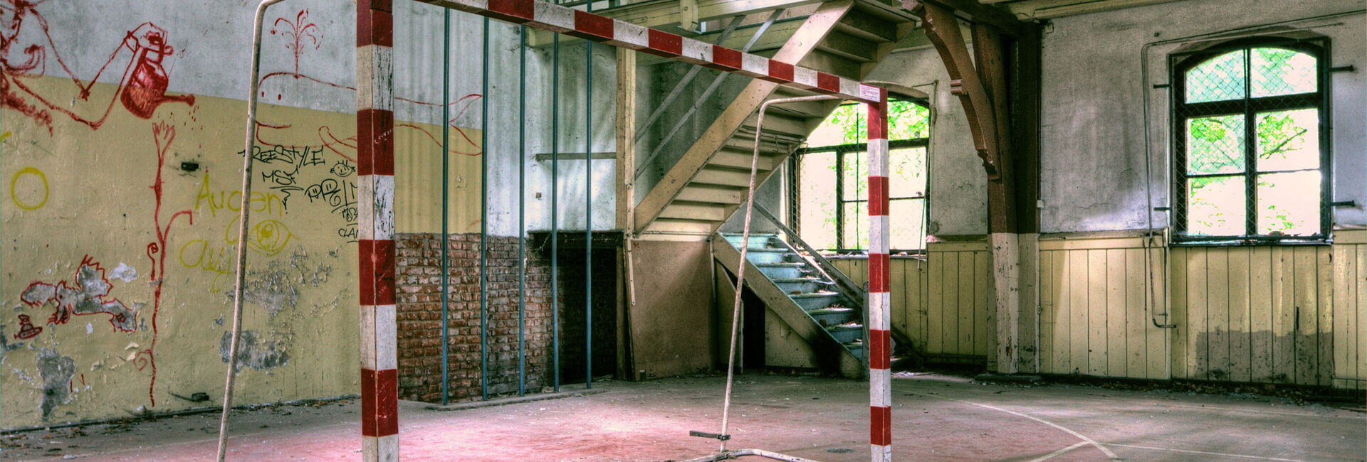Altes Tor in verlassener Turnhalle.
