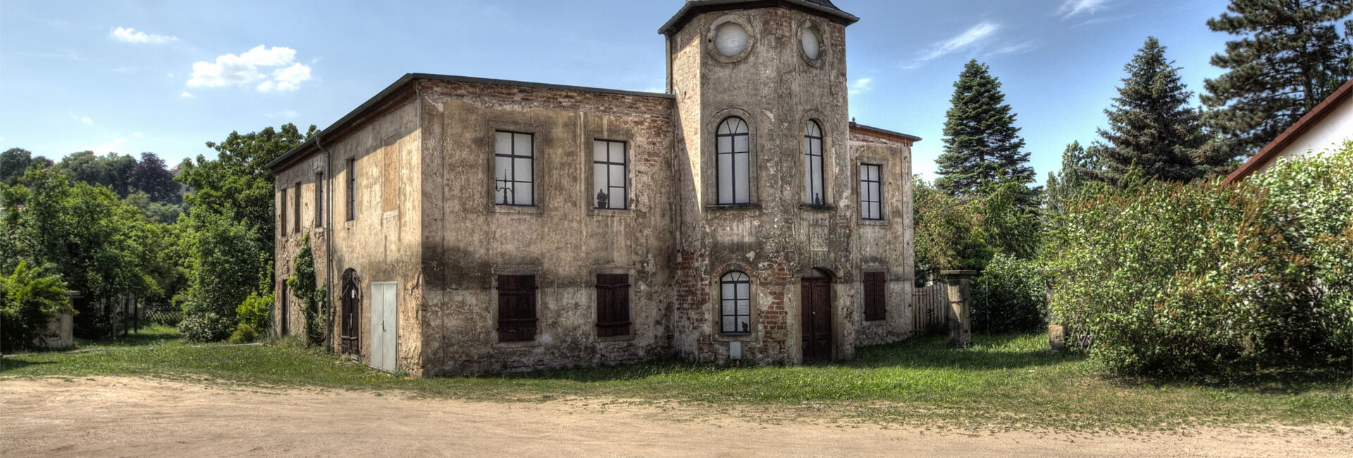 Altes, verfallenes Gebäude mit Turm in Sachsen.